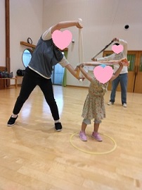 タオルでまずはストレッチ♪