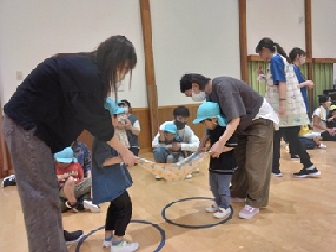 ボールが落ちないように、そーっと歩こう!