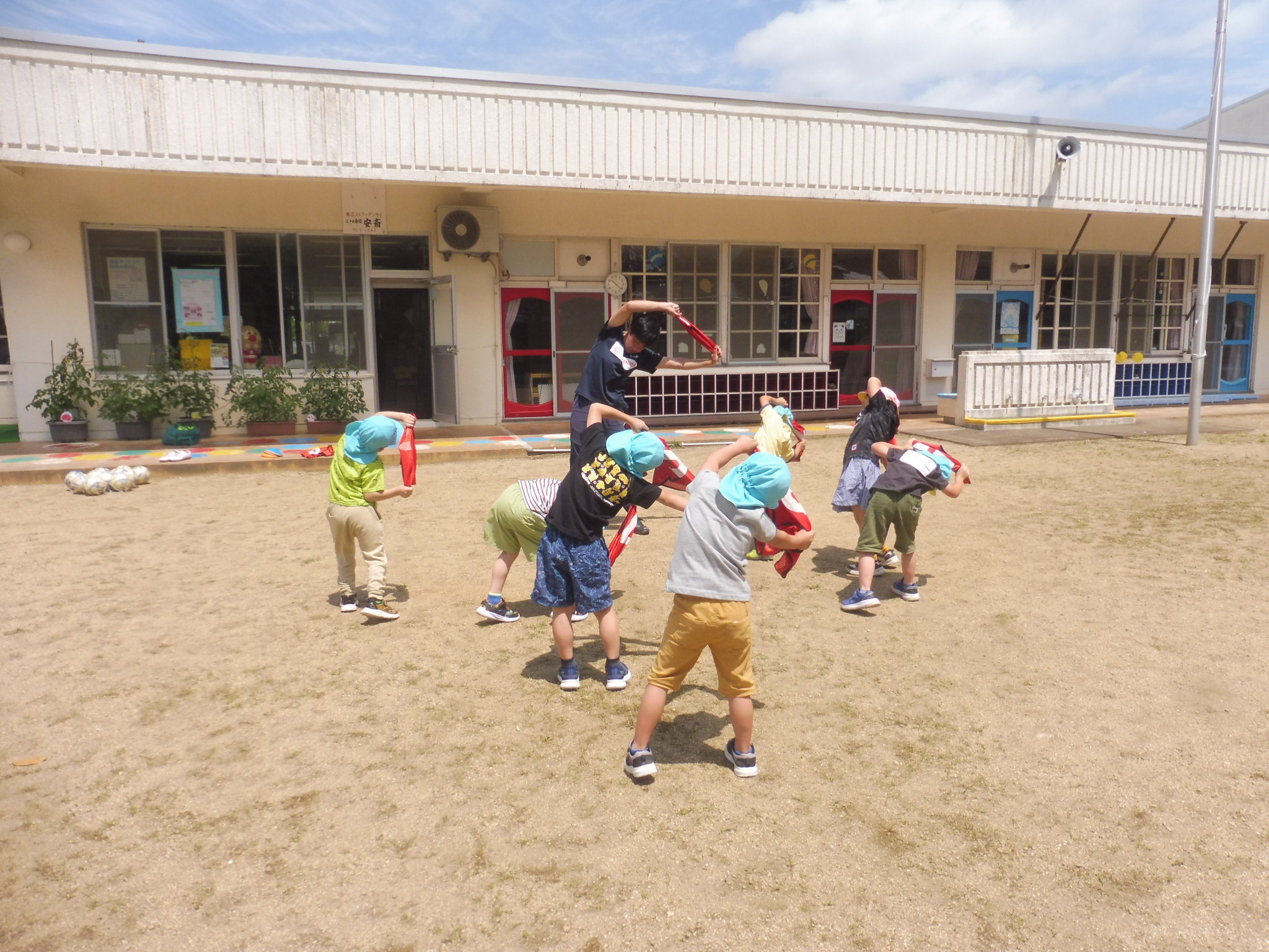 ５歳児はビブスを使って「バナナストレッチ」